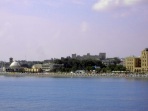 Blick von der Symi-Fhre auf Rhodos-Stadt, rechts das Casino, im Hintergrund der Gromeisterpalast