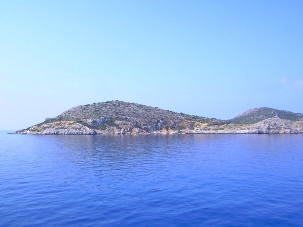 Die Insel Sesklio an Backbord