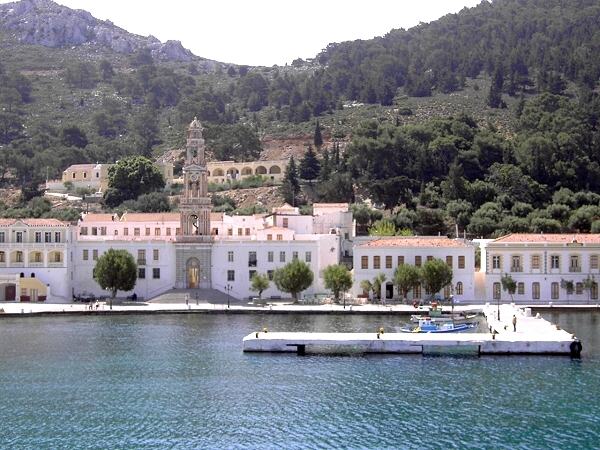 Das Kloster Panormitis, davor der Hafen