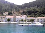 Das Kloster Panormitis, davor der kleine Hafen und der Schiffsanleger