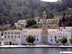 Das Kloster Panormitis mit dem viergeschossigen Glockenturm