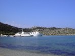 Die Fhre und ein Ausflugsboot am Schiffsanleger in der Bucht von Panormitis