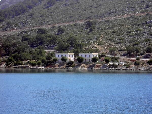 Bucht von Panormitis: auer dem Kloster gibt es weitere Huser