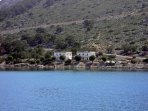 Bucht von Panormitis: auer dem Kloster gibt es auch einige weitere Huser