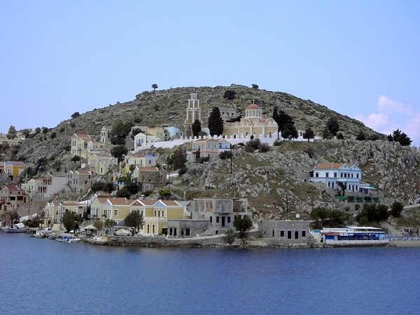 Stadt Symi: Einfahrt in den Hafen