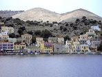 Stadt Symi: typisch sind die gelb-braunen Kapitnshuser in der Farbe der Schwmme