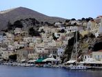 Tavernen an der Hafenpromenade in Symi Gialos