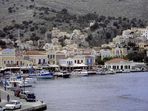 Boote an der Hafenpromenade in Symi Gialos