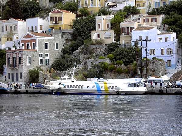 Auch Tragflchenboote bringen Ausflgler von Rhodos nach Symi