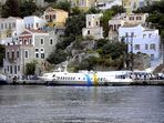 Auch Tragflächenboote bringen Ausflügler von Rhodos nach Symi