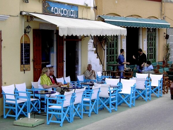 Symi Gialos: die Bestuhlung zeigt: hier ist Griechenland