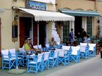 Symi Gialos: die Bestuhlung des Restaurants zeigt: hier ist Griechenland