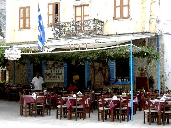 Taverne in Symi Gialos: noch weitgehend leer im Mai