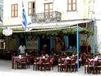 Taverne in Symi Gialos: noch weitgehend leer im Mai ...