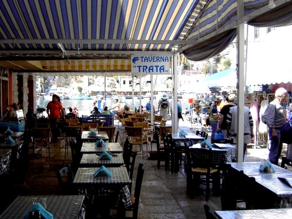 Taverne in Symi Gialos: im Sommer ist hier kein Platz mehr frei