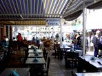 Taverne in Symi Gialos: im Sommer ist hier zur Mittagszeit kein Platz mehr frei