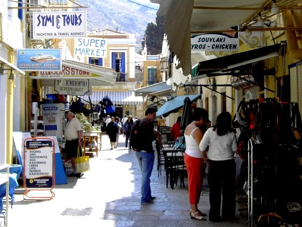 Stadt Symi: Einkaufsstrae im Hafenviertel Gialos