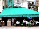 Taverne in Symi Gialos: hier kommt Fisch frisch auf den Tisch