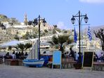 Taverne in Symi Gialos: hier kommt Fisch frisch auf den Tisch