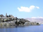Symi Gialos: das westliche Hafenufer, im Hintergrund die Insel Nimos