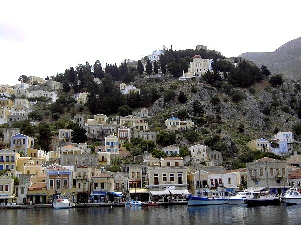 Stadt Symi: Blick von Hafenviertel Gialos auf Chorio