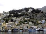 Stadt Symi: Blick von Hafenviertel Gialos auf Chorio, die Stadt am Berg