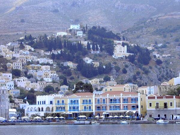 Stadt Symi: Blick von Hafenviertel Gialos auf Chorio