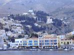 Stadt Symi: Blick von Hafenviertel Gialos auf Chorio, die Stadt am Berg