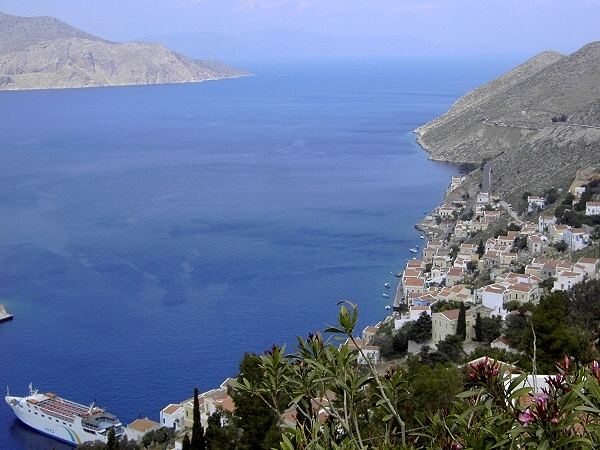 Stadt Symi: Blick von Chorio zum Hafenviertel Gialos