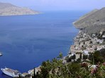 Stadt Symi: Blick von Chorio hinunter zum Hafenviertel Gialos