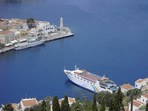 Stadt Symi: Blick von Chorio hinunter zum Hafenviertel Gialos