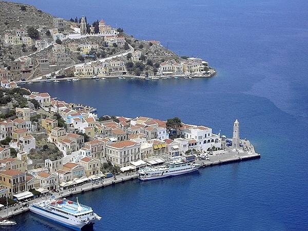 Stadt Symi: Blick von Chorio zum Hafenviertel Gialos