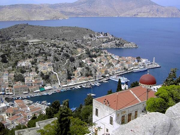 Stadt Symi: Blick von Chorio zum Hafenviertel Gialos