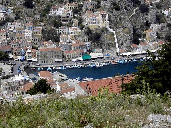 Stadt Symi: Blick von Chorio zum Hafenviertel Gialos