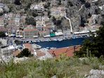 Stadt Symi: Blick von Chorio hinunter zum Hafenviertel Gialos