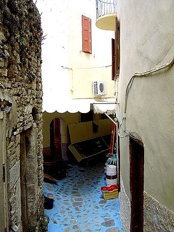 Symi Chorio: enge Gassen prgen das Bild der Stadt am Berg