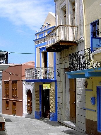 Symi Chorio: enge Gassen prgen das Bild der Stadt am Berg