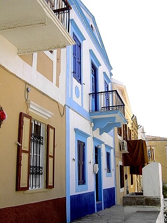 Typische Huserfarben in Symi Stadt: gelb/braun oder blau/wei